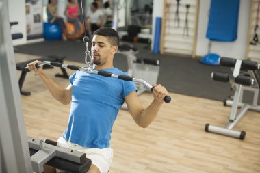 Spor salonundaki genç adam.