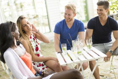 Kafede genç çok ırklı arkadaşlar