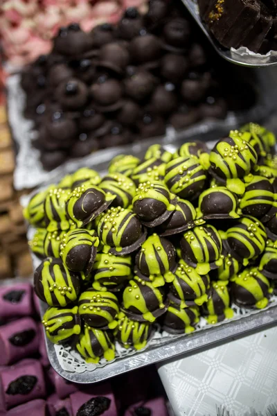 Красочные сладости на рынке — стоковое фото