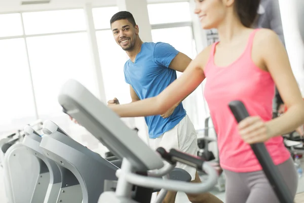 Ungdomar tränar i gymmet — Stockfoto