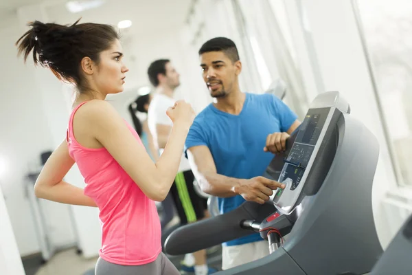 Young people training in the gym — Stock Photo, Image