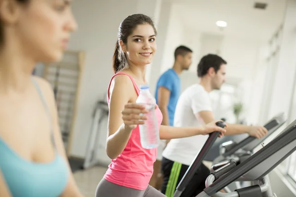 Jóvenes en el gimnasio — Foto de Stock