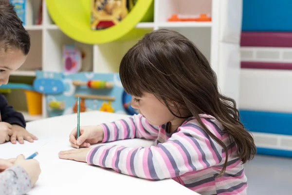 Kinder malen im Spielzimmer — Stockfoto