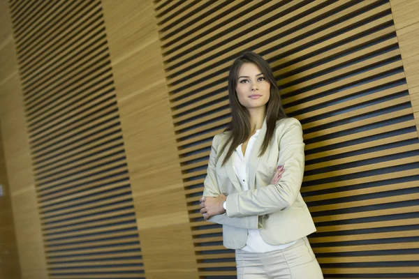 Mujer joven en la oficina —  Fotos de Stock