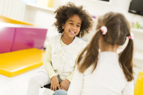 Meninas liitle multirraciais — Fotografia de Stock