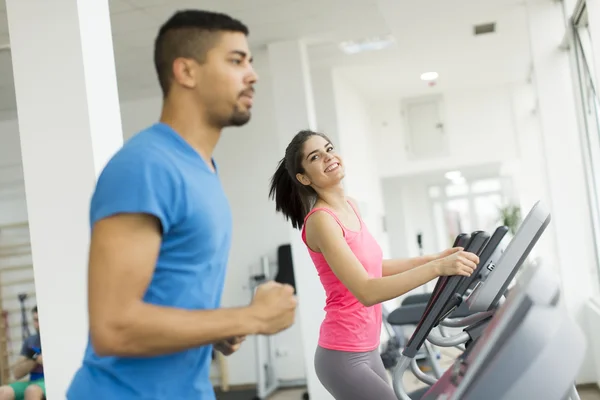 Folk tränar i gymmet — Stockfoto