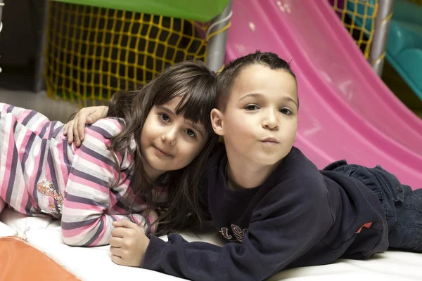 Schattige kinderen op de speelplaats — Stockfoto