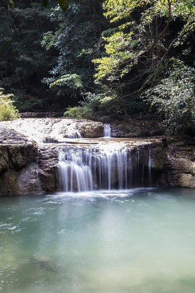 Chute d'eau Erawan en Thaïlande — Photo