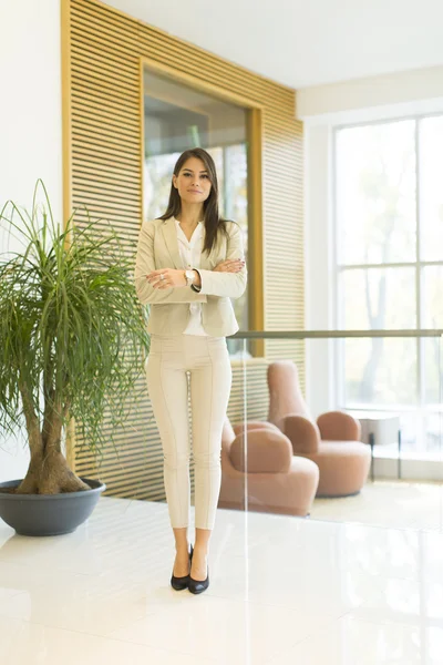 Mujer joven en la oficina —  Fotos de Stock