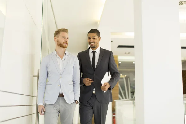 Des hommes d'affaires modernes dans le bureau — Photo