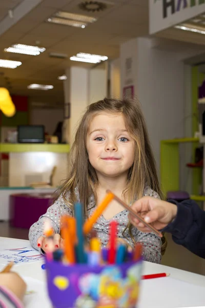 Ragazzina in sala giochi — Foto Stock