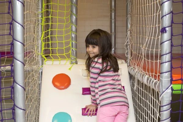 Kleines Mädchen auf Spielplatz — Stockfoto