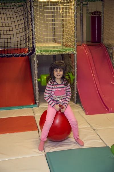 Klein meisje in de speelkamer — Stockfoto