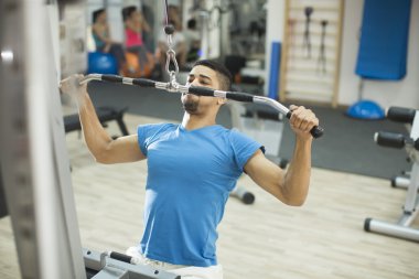 Spor salonundaki genç adam.