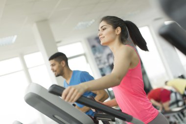 Spor salonunda eğitim insanlar