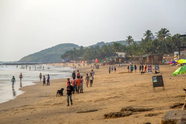 Personas en la playa de Anjuna en Goa, India — Foto de Stock