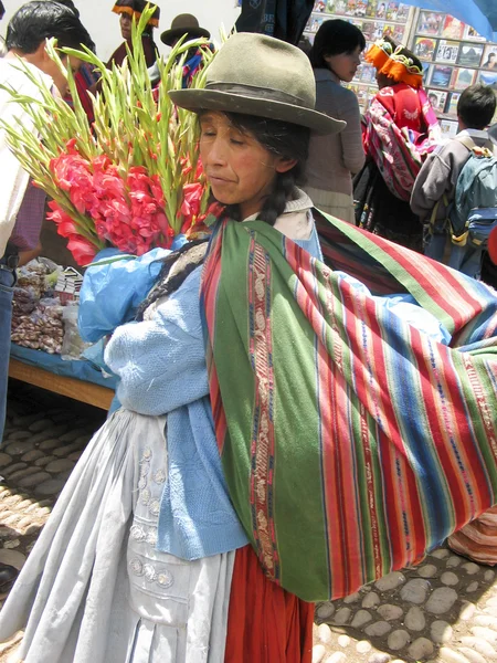 Pessoas não identificadas no mercado — Fotografia de Stock