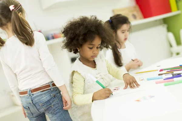 Enfants multiraciaux dans la salle de jeux — Photo