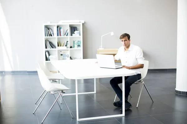 Jeune homme dans le bureau — Photo