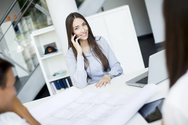 Personnes travaillant dans le bureau — Photo