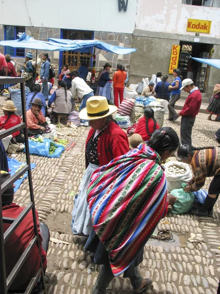 身份不明的人在市场 — 图库照片