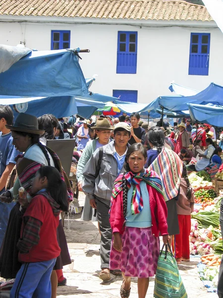 Pessoas não identificadas no mercado — Fotografia de Stock