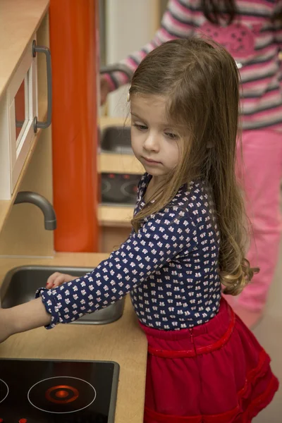 Bambina nella stanza dei giochi — Foto Stock