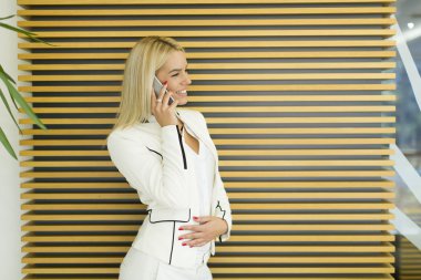 Cep telefonu olan kadın.