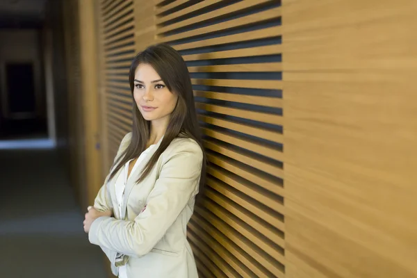 Jonge vrouw in het kantoor — Stockfoto