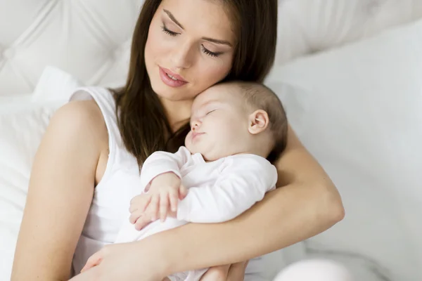 Mère heureuse avec bébé — Photo