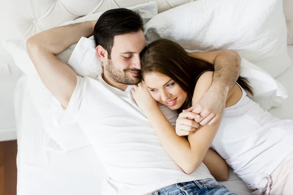 Couple aimant dans le lit — Photo