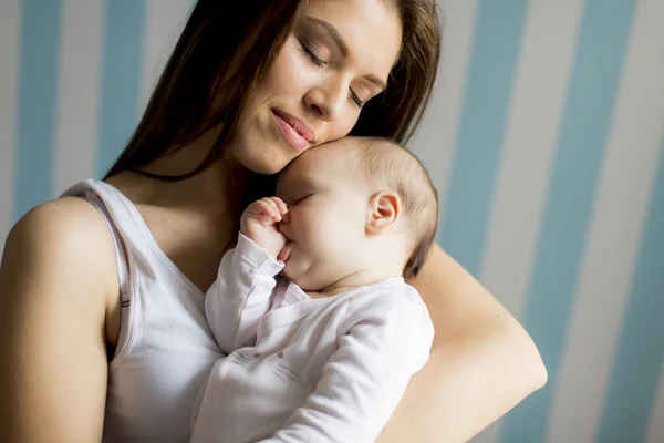 Madre felice con bambino — Foto Stock