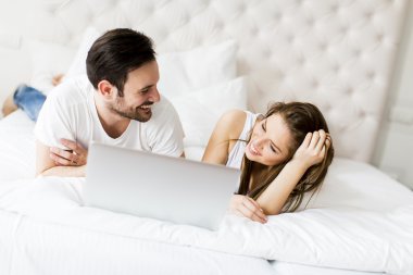 Bilgisayarlı genç çift