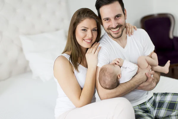 Família feliz com bebê — Fotografia de Stock