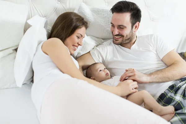 Família feliz com bebê — Fotografia de Stock