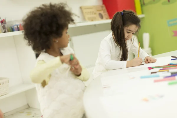 Multiraciale kinderen in de speelkamer — Stockfoto