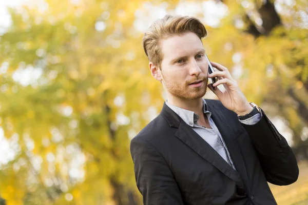 Jovem com telefone celular — Fotografia de Stock