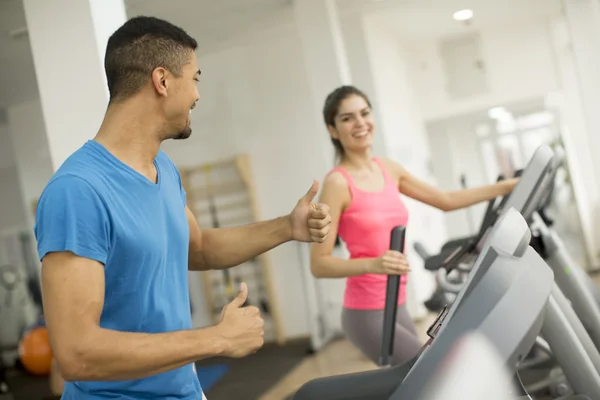 Folk tränar i gymmet — Stockfoto