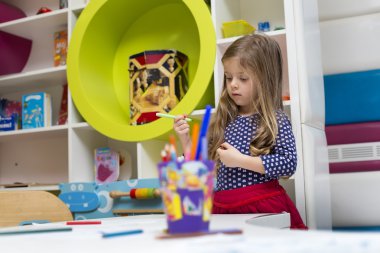 Küçük kız oyun odası