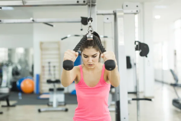 Entrenamiento de mujer en el gimnasio —  Fotos de Stock