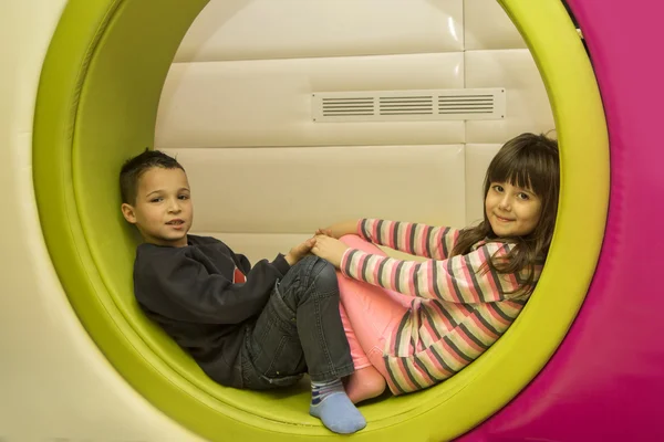 Niedliche Kinder im Spielzimmer — Stockfoto