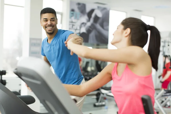 Folk tränar i gymmet — Stockfoto