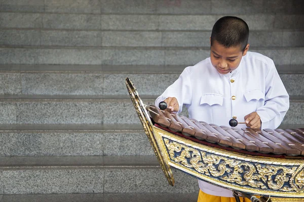 Pojke spela xylofon i Bangkok — Stockfoto