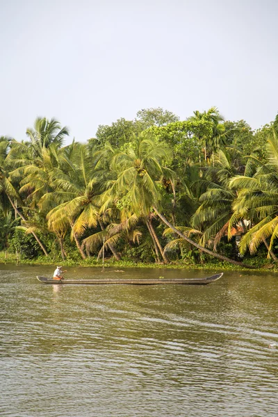 Unindetified man op backwaters van Kerala — Stockfoto