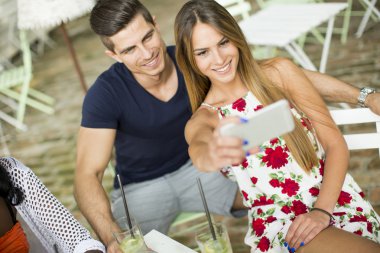 Genç çift selfie çekiyor.