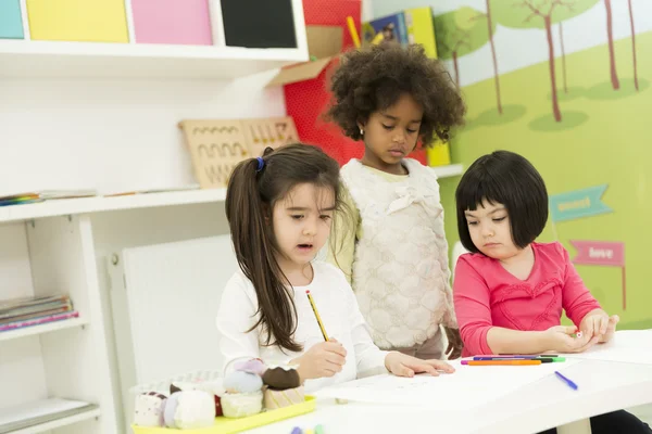 Niños multiraciales en la sala de juegos — Foto de Stock