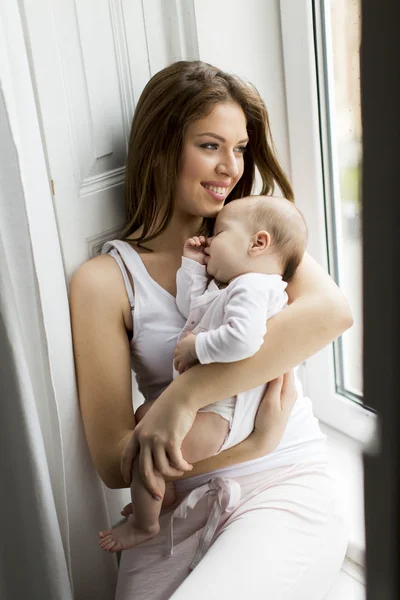 Mor med nyfött barn — Stockfoto