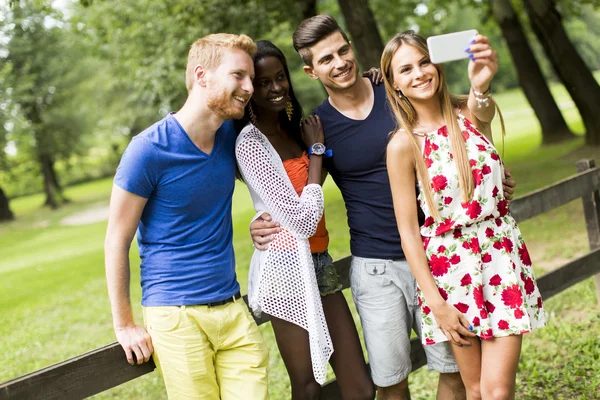 Jonge multiraciale vrienden — Stockfoto