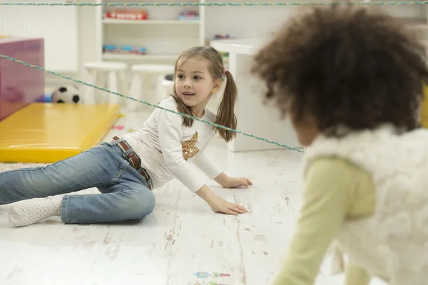 Enfants multiraciaux dans la salle de jeux — Photo