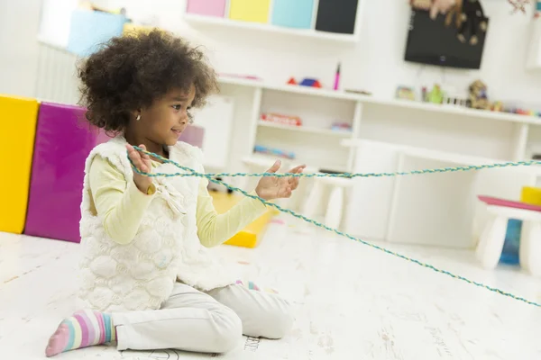 Pequena menina africana na sala de jogos — Fotografia de Stock